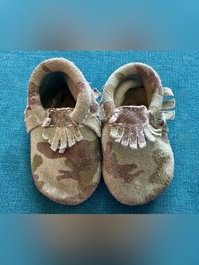 Freshly Picked Kids Suede Fringe Moccasins - Camo Green